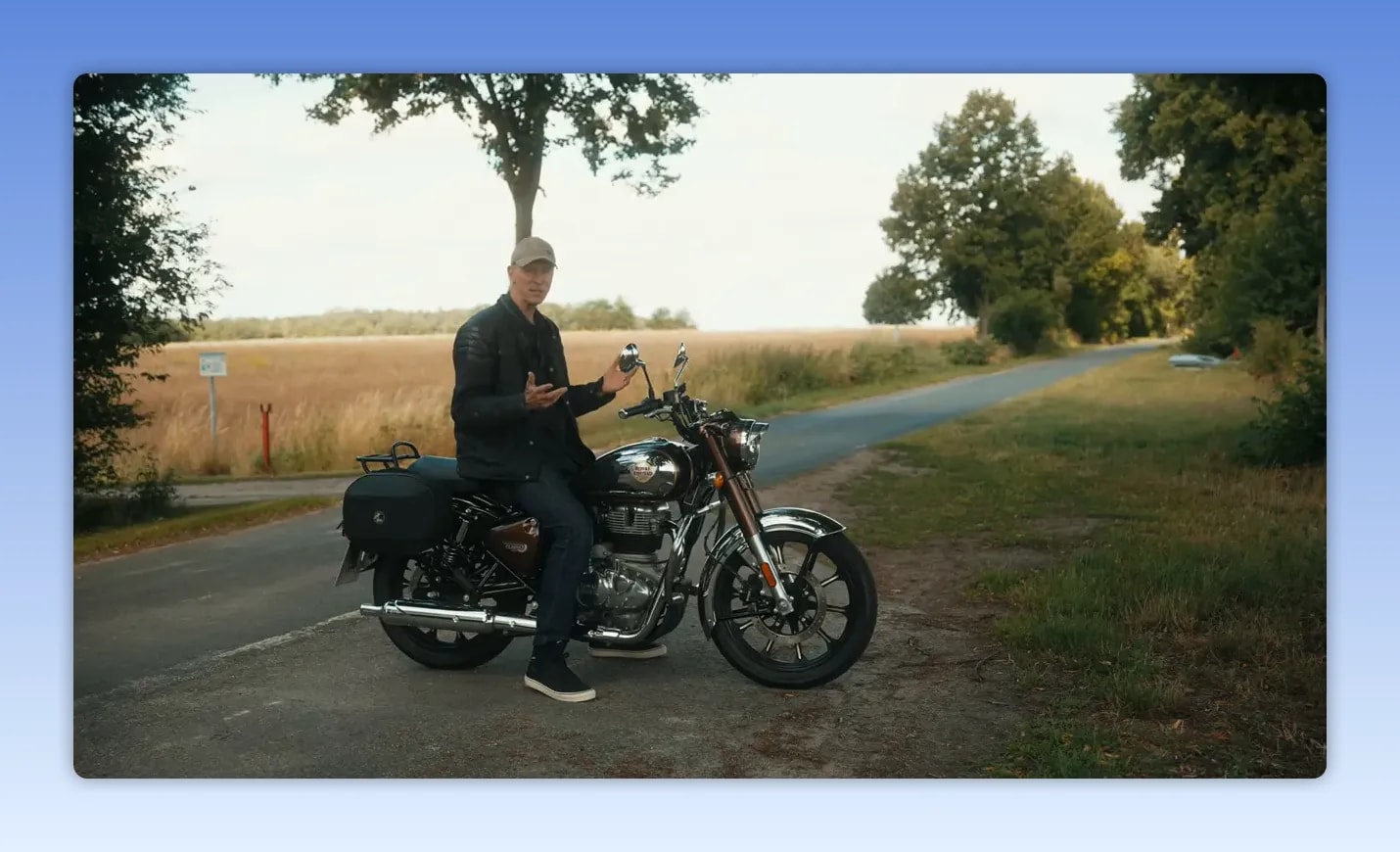 Royal Enfield Classic 350 am Straßenrand mit Fahrer im Gespräch